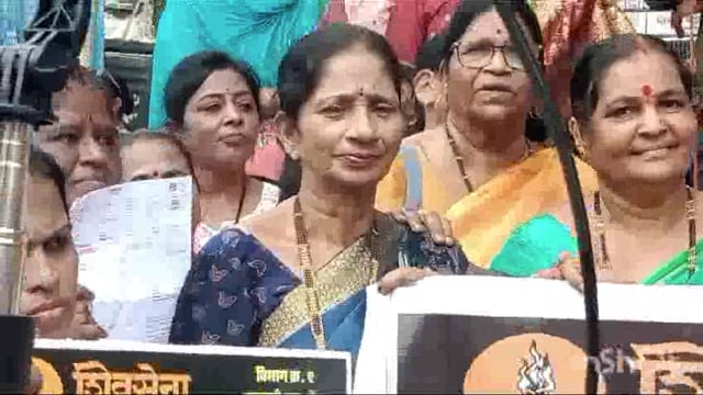 मुंबई. आणि उपनगरांना 300 युनिट वीज मोफत करावी बिल न भरल्यास मिटर कापु नये या साठी आज उबाठा सेनेचे राज्य भर निदर्शन