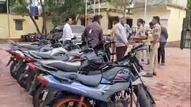 मोटारसायकल चोराच्या उदगीर शहर पोलिसांनी आवळल्या मुसक्या 8 मोटारसायकली जप्त