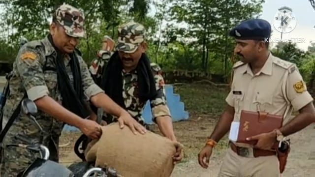 पुलिस ने 20 लीटर महुआ शराब के साथ एक बाइक को किया जप्त, धंधेबाज फरार