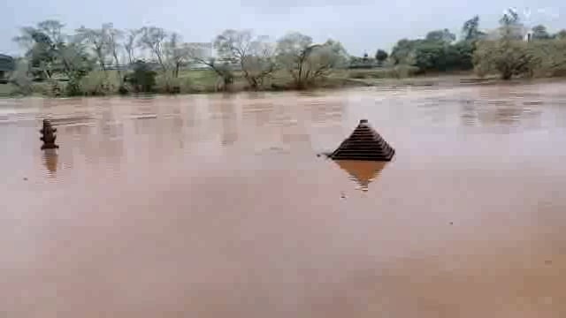 राधानगरी  धरणातून 2.65 टीएमसी पाण्याचा विसर्ग पंचगंगा नदीतील पात्रात संत गतीने वाढ नदीतील देवळे पाण्यात.