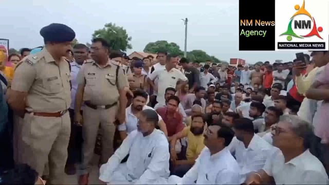 लक्सर ग्रामीणों ने कोतवाली के रास्ते पर शव रखकर किया चक्काजाम पुलिस और पी ए सी के साथ धक्कामुक्की
