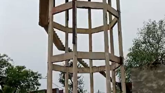 माट थाना क्षेत्र के दरवै गांव में जर्जर खड़ी टंकी दे रही है धराशाई होने के संकेत कभी भी हो सकता है बड़ा हादसा