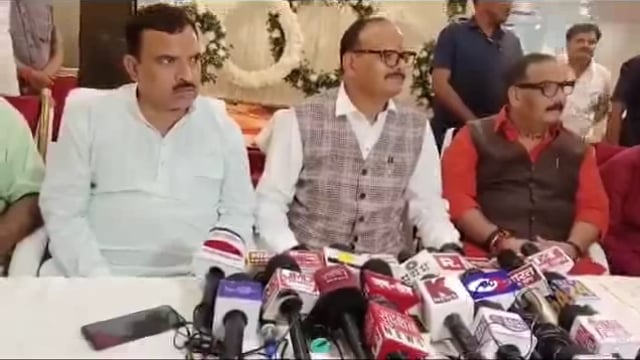 कानपुर 
उप मुख्यमंत्री ब्रजेश पाठक के सामने कानपुर में बीजेपी के कार्यकर्ताओं नेताओ की उपेक्षा का जब सवाल आया तो क्या कहा  डिप्टी सीएम ने सुने