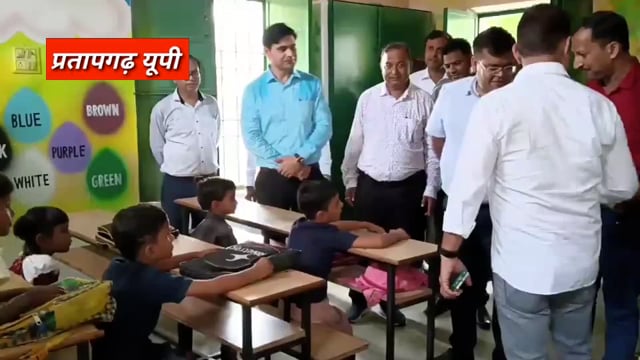 PRATAPGARH: - डीएम ने प्राथमिक विद्यालय राजगढ़ का निरीक्षण कियाः बच्चों को जमेट्री बॉक्स और चॉकलेट बांटे