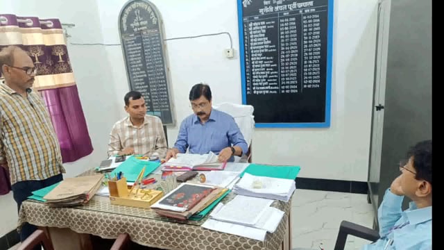 सुगौली अंचल कार्यालय पहुंचे एडीएम ने कार्यालय का किया निरीक्षण,दिए आवश्यक निर्देश।