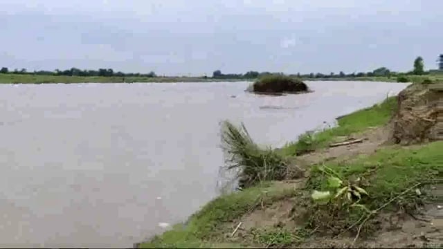 सुगौली से होकर बहने वाली सिकरहना नदी का एक बार फिर से बढ़ने लगा जलस्तर।