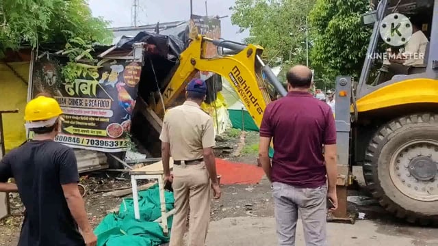 बिना परमिशन के जोड़ों पर के डीएम कर चला जेसीबी