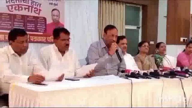 नवी मुंबई. शिवसेना शिंदे गटाची पत्रकार परिषद पत्रकारांच्या प्रश्नांची उतरे देतांना जिल्हा प्रमुख व उपनेत्याची दमछाक