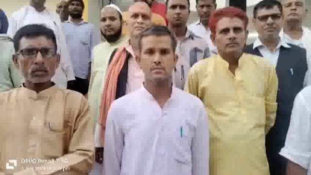 मैज़ापुर रेलवे स्टेशन पर समाजसेवियों ने विभिन्न मांगों को लेकर CRS को दिया ज्ञापन । 