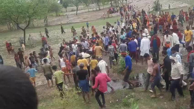 Bahraich : ब्रेकिंग न्यूज़ हरदी थाना अंतर्गत चहलारी घाट से थोड़ा पहले रमवापुरखुर्द के पास सीरे से लदी ट्रक का स्टेरिंग 