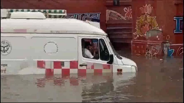 मथुरा रेलवे पुल के नीचे भरे अत्याधिक पानी में फंसीं स्कूल बस और एम्बुलेंस, जेसीबी की मदद से काफी देर बाद निकाली गई बाहर।