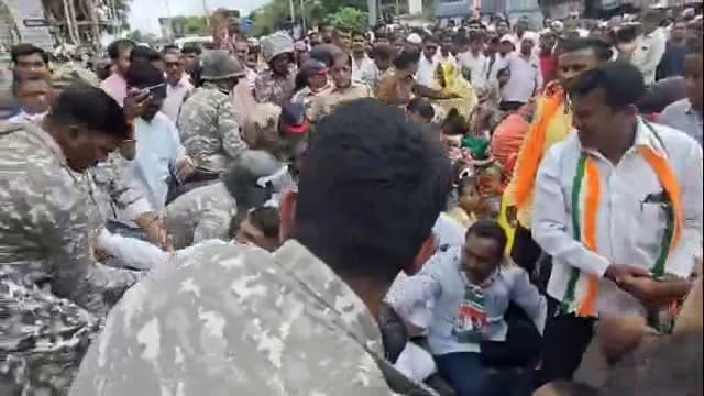 छत्रपती शिवाजी महाराज चौक येथे महाविकास आघाडीचा रास्ता रोको आंदोलन