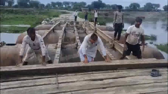 यमुना में बाढ़ के खतरे को देखते हुए हटाया जा रहा पैंटून पुल।