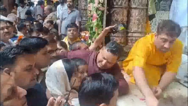 धर्म नगरी वृंदावन पहुंचे केंद्रीय राज्य मंत्री केएल वर्मा ठाकुर बांके बिहारी जी के किए दर्शन।