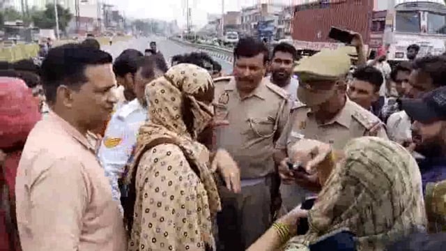 दिल्ली आगरा राष्ट्रीय राजमार्ग थाना हाईवे के मंडी चौराहा पुल के समीप विकास नगर के लोगों ने हाइवे पर लगाया जाम