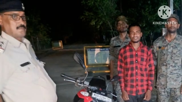 पुलिस ने 9 लीटर विदेशी शराब के साथ एक बाइक सवार युवक को किया गिरफ्तार