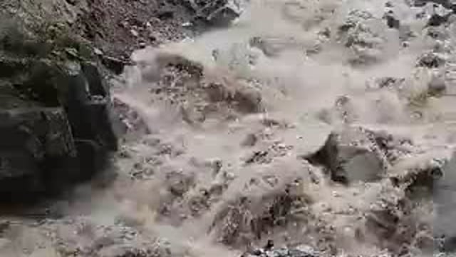 *उत्तराखंड : बद्रीनाथ हाईवे पर लामबगड़ के पास दोपहर में बारिश के साथ पहाड़ों से भारी मलबा आया। इससे कई घंटे तक हाईवे बंद हो गया। अब मलबा हटाकर हाईवे शुरू किया गया।*