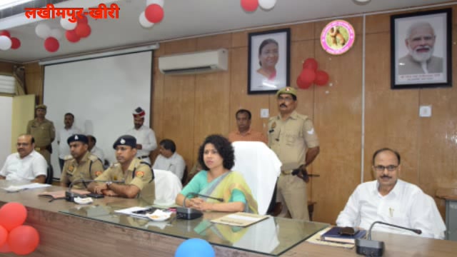 डीएम दुर्गा शक्ति नागपाल ने त्यौहारों को लेकर की बैठक 