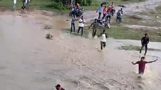 नदी में पुल नही होने से ग्रामीण परेशान 