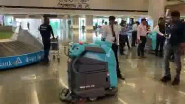 Lucknow airport mein do intelligent robot Safai ke liye tainat kiye gaye hain robot Ki Safai se 20 percent Pani ka bachat Karega