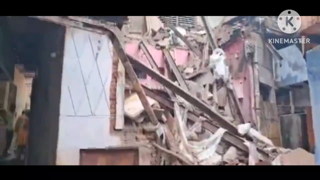 आगरा शहर में बारिश के बाद गिरा तीन मंजिला मकान