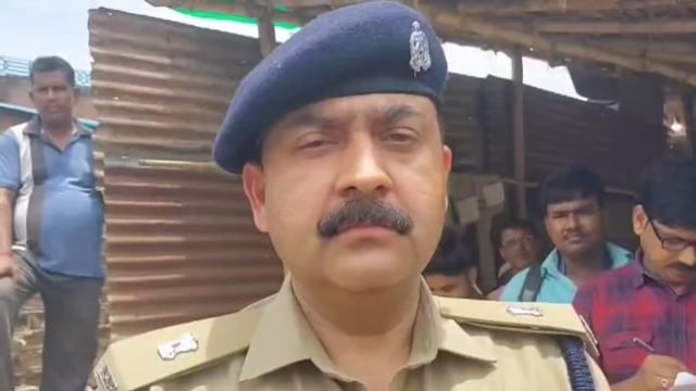 आतिशबाज के मकान में विस्फोटक से छत गिरी, राह चल रही युवती घायल 

एएसपी दुर्गेश सिंह की बाइट