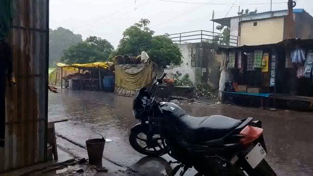 गोण्डा:लगातार हो रही है जनपद गोंडा में मूसलाधार बारिश, लोग परेशान#मौसम