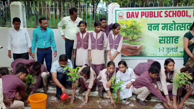 वन महोत्सव के उपलक्ष्य पर समाहरणालय परिसर में विद्यालय के छात्र छात्राओं ने किया वृक्षारोपण