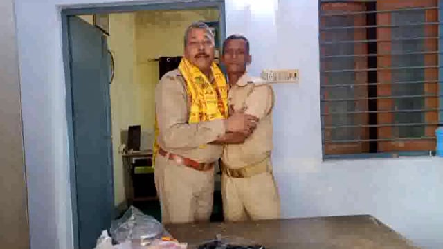 फायरमैन जगबीर सिंह को उनके साथी व ग्रामीणों ने दी जालौन ट्रांसफर होने पर स्वागत सम्मान के साथ विदाई