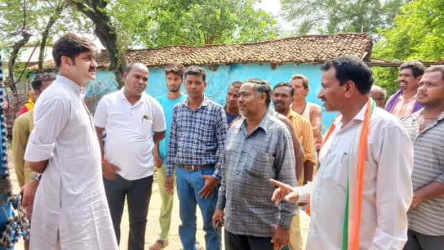 ग्राम शनिचरा में 2 बच्चों के असामयिक मृत्यु पर परिवारजनों से विधायक राघवेंद्र सिंह ने की मुलाकात।