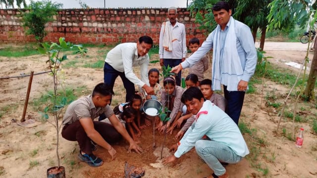 रुदावल:एसबी इंग्लिश मीडियम विद्यालय मे किया गया पौधरोपण 