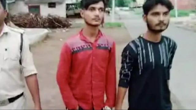 पत्नी से बातचीत करने पर युवक को मारा चाकू रायपुर में लहूलुहान हालत में सड़क पर दौड़ा,खेत में छिपकर बचाई जान।