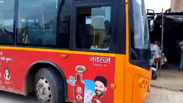 इलेक्ट्रिक बस के आगे बाइक खड़ी करके की तोड़फोड़ दिखाई दबंगई