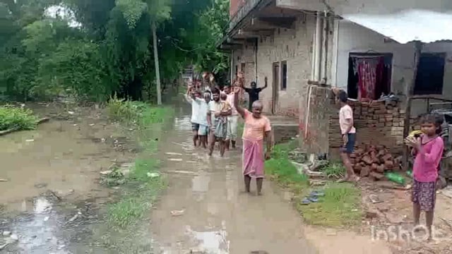 सड़क पर भरा पानी,आने जाने में हो रही दिक्कतें ग्रामीणों ने प्रदर्शन कर जल निकासी की व्यवस्था व नाला खुदवाने की उठाई मांग