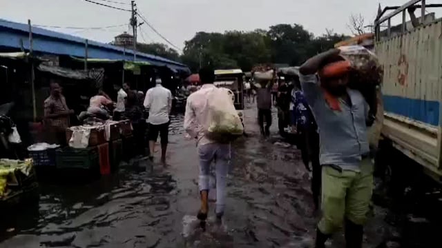 Lucknow mein Bhari Barish Ke Karan Jal bharav Ke Karan Rote baith gai hai Gai Hain Krishna Nagar sector 8 Sarojini Nagar area mein Sadak per Logon Ko Aane Jaane Mein Kafi samasyaon ka Samna karna pad raha hai
