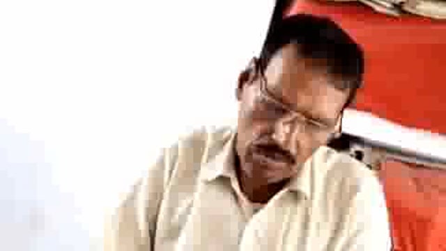 Fatehpur Jile Mein kanoongo ko rishwat lete hue video Hua social media per viral Sadar Tahsil Shah Ka Mamla bataya ja ra hi