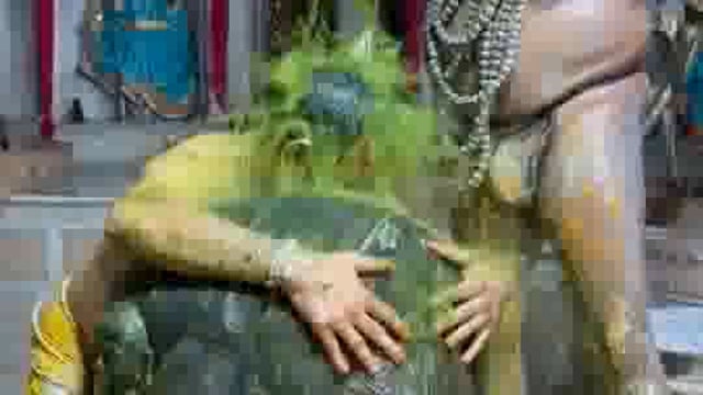 Bihar mein Lalu Prasad Yadav Ke Bete Tej Pratap Yadav Shivling ko Bahon Mein bharkar Jala Abhishek Kiya Jiske bad Sadhu na ga ne Jhalak Abhishek Kiya