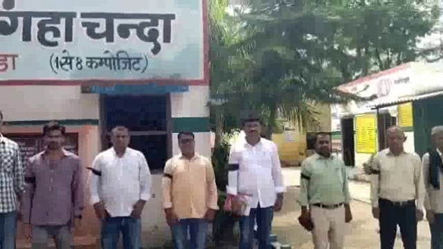 ऑनलाइन उपस्थिति को लेकर शिक्षकों ने किया विरोध,काली पट्टी बांधकर किया, शिक्षण कार्य ।