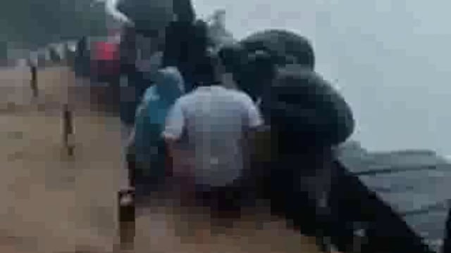 Maharashtra ke Raigarh kile Mein Badal fat Jaane Ke Karan Paryatak Kila ghumne gaye the pani ke Tej Bhav Mein fas gaye hain