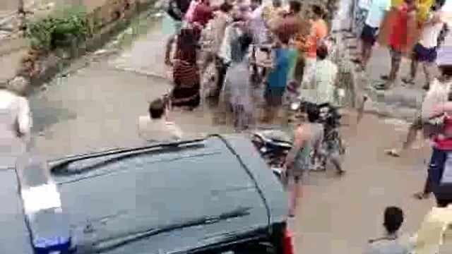 Auraiya jila mein do pakshon Mein Hui jamkar Lathi dandon se pitaai dial 112 Sipahi Mana Karta Raha lekin Uske bavjud bh Dabang ladkiyon se bhanjete Rahe