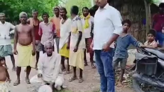 गोण्डा  ग्राम ऐली परसौली में  बाढ़ की संभावनाओं के देखते हुए  ग्रामीणों को डुग्गी मुनादी के जरिए किया गया जागरूक