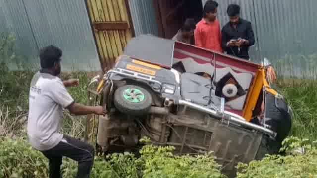 जळकोट रोड बोधन नगर येथे ऑटो उलटला सुदैवाने जिवीत हानी टळली एक जण जखमी