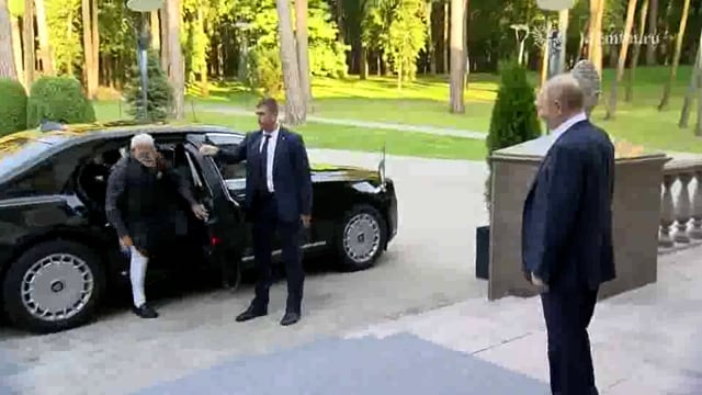 Rus Ke Rashtrapati Ji Ne Pradhanmantri Narendra Modi ka Swagat Kiya vahan ki media Ne yah video viral Kiya