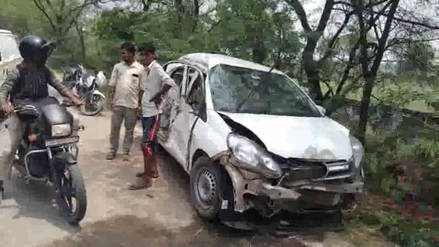 मांट पानीगांव रोड पर तेज रफ्तार से पेड़ में घुसी श्रध्दालुओं की कार, एक व्यक्ति हुआ गम्भीर रूप से  घायल।