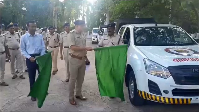 पुलिस कप्तान ने यातायात वाहन को हरी झंडी दिखाकर किया रवाना