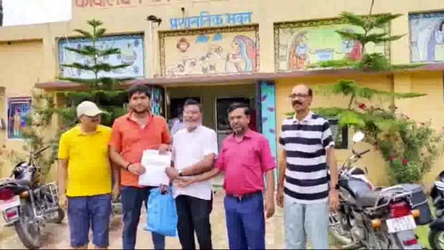 सुगौली नगर पंचायत के सफाईकर्मी हड़ताल पर,शहर की हालत बिगड़ी।चैंबर ऑफ कमर्स ने कार्यपालक पदधिकारी और MOIC को दिया ज्ञापन।