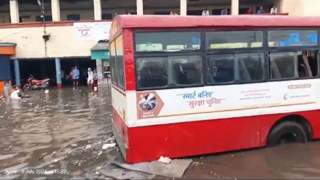 नगर निगम की लापरवाही बिजली घर बस स्टैंड आगरा का सबसे माना हुआ क्षेत्र जरा से पानी से जल भराव 