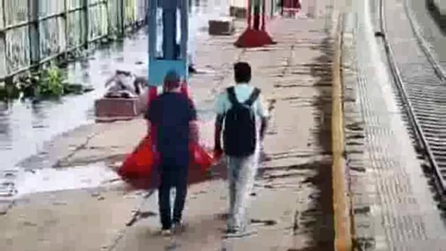 dukhad ghatna Maharashtra ke Palghar Mein Pita Putra Ne railway train ke samne donon ne ek Sath Jaan de di Na Jaane Kya Logon ki Majburi thi