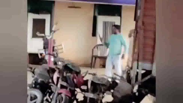 कोसी के बठैन गेट में भाइयों के विवाद में गोली चली आरोपी ने चौकी में लहराया तमंचा वीडियो हुआ वायरल