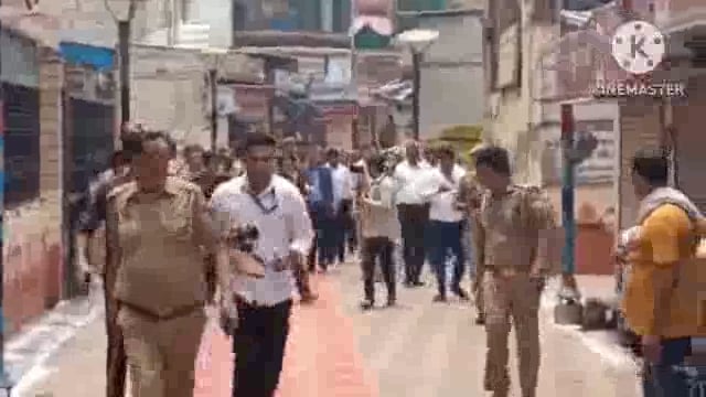 मुख्य सचिव और डीजीपी ने अधिनस्थ अधिकारियों के साथ बांके बिहारी मंदिर की  सुरक्षा और भीड़ नियंत्रण को लेकर की बैठक।